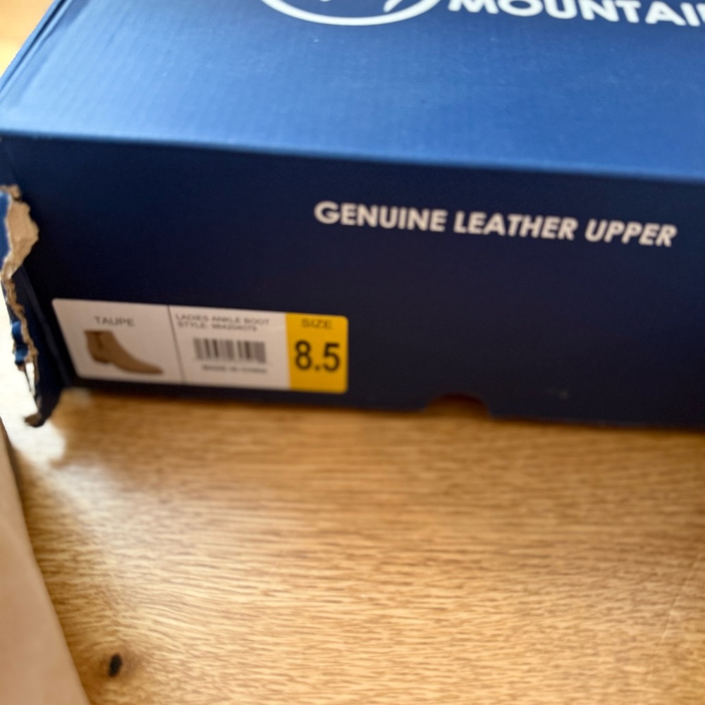 White Mountain genuine leather tan bootie. 8.5M - Picture 2 of 5